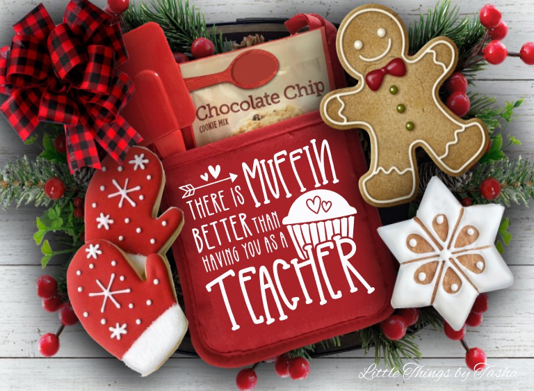 Red cookie tin with gingerbread cookies and Christmas decorations on a wooden surface